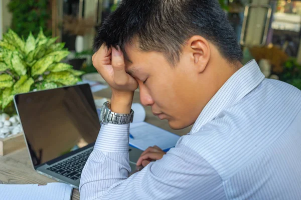 Frustrato giovane uomo d'affari che ha mal di testa mentre si lavora sul computer portatile — Foto Stock