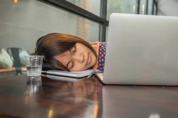Mulher cansada adormecer ao lado de laptop no local de trabalho de negócios — Fotografia de Stock