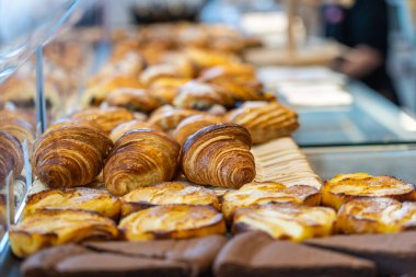 İyi pişmiş kahverengi kruvasan ve pastanede satılık hamur işi.