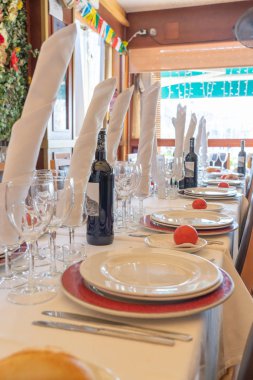 Şarap kadehi ve sofra takımı ile harika bir ziyafet masası.