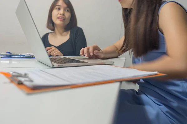 Equipo de negocios trabajando juntos en la sala de reuniones — Foto de Stock