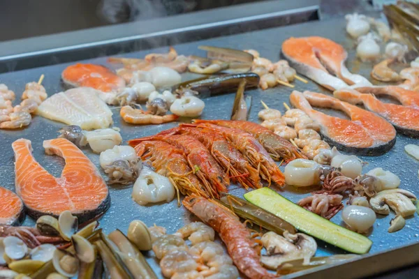 Various kind of delicious seafood on grilling pan in restaurant — Stock Photo, Image