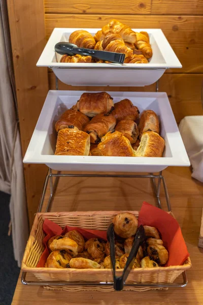 Sortiment av färska bakverk på bord i frukostbuffé — Stockfoto