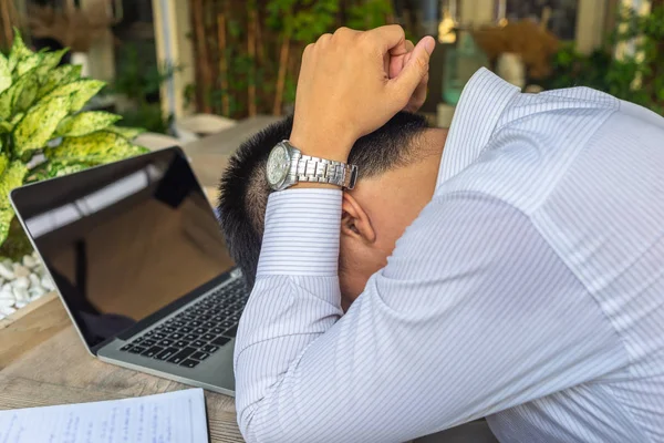 灰心丧气的亚洲商人在笔记本电脑上工作时昂首挺胸 — 图库照片
