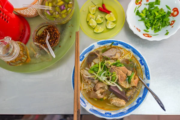 全体像おいしいベトナムの牛肉麺スープの写真 — ストック写真