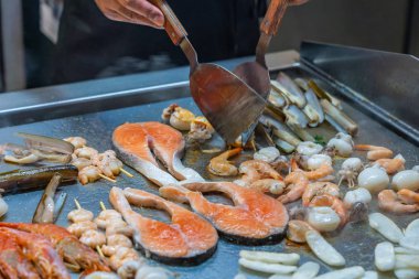 Açık büfede BBQ şef kızartma çeşit deniz ürünleri