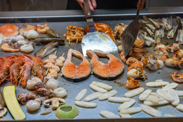 Διάφορα είδη θαλασσινών στο τηγάνισμα τραπέζι σε μπουφέ εστιατόριο — Φωτογραφία Αρχείου