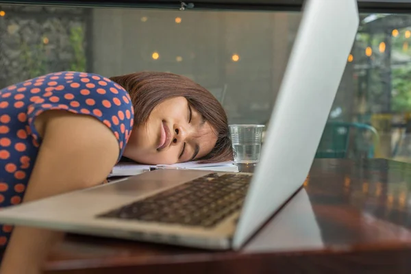 Cansada senhora adormecer ao lado de laptop no escritório de negócios — Fotografia de Stock