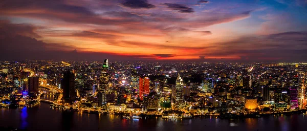 Niesamowita panorama miasta i panorama miasta o zachodzie słońca — Zdjęcie stockowe