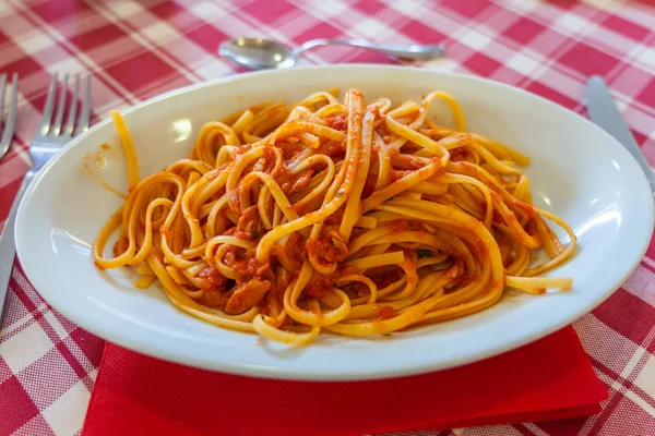 Закрыть фото вкусных спагетти в итальянском ресторане — стоковое фото