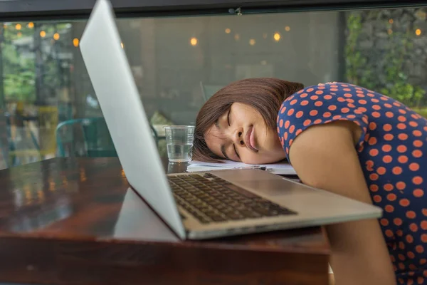 Burnout office lady adormecer ao lado do computador no local de trabalho — Fotografia de Stock