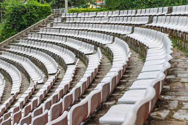 Tomma vita plastsäten på fotbollsstadion utomhus — Stockfoto