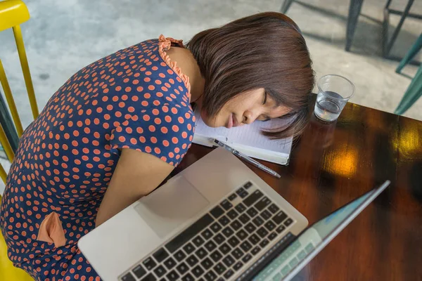 Asiática mulher escritório dormindo no escritório — Fotografia de Stock