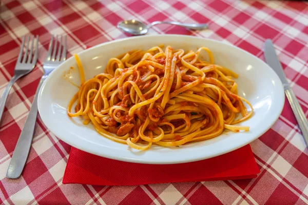 Спагетти с мясом и томатным кетчупом в ресторане — стоковое фото