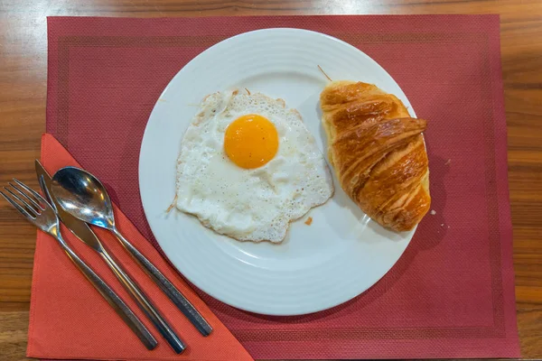 Œuf croissant et ensoleillé sur assiette blanche servi au restaurant — Photo