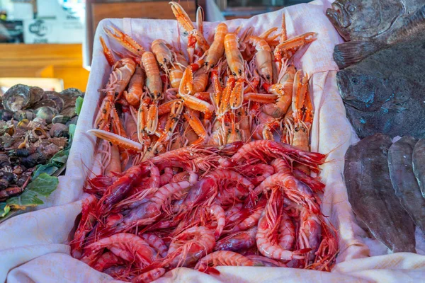 Красочные свежие пойманные креветки и раки на рынке морепродуктов — стоковое фото