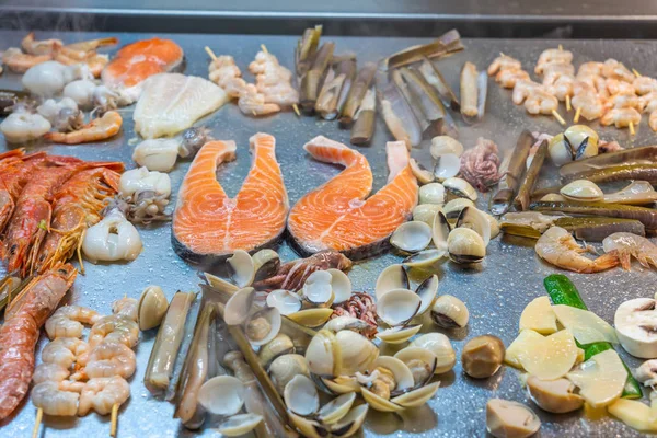 일본 식당에 있는 커다란 그릴 프라이팬에 다양 한 해산물 요리 — 스톡 사진