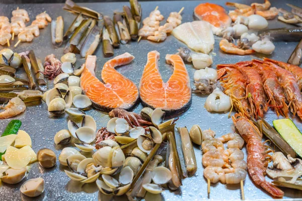 Muchos tipos de mariscos a la parrilla en la bandeja de calefacción en el restaurante — Foto de Stock