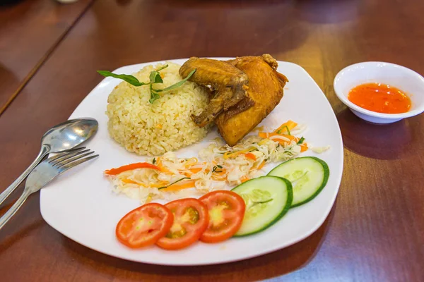 Sayap ayam goreng lezat disajikan dengan nasi dan sayuran — Stok Foto