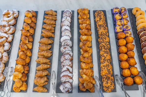 Assortimento di croissant pasticceria in bella sistemazione al ristorante a buffet — Foto Stock