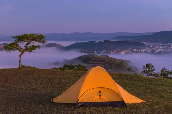 Tente lumineuse sur la colline avec paysage vallonné brumeux — Photo