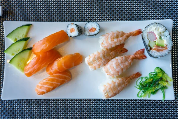 Mâncare bine decorată de somon și creveți nigiri sushi — Fotografie, imagine de stoc