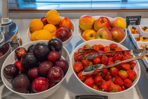 Συλλογή πολύχρωμων φρέσκων φρούτων σε μπουφέ πρωινού στο ξενοδοχείο — Φωτογραφία Αρχείου