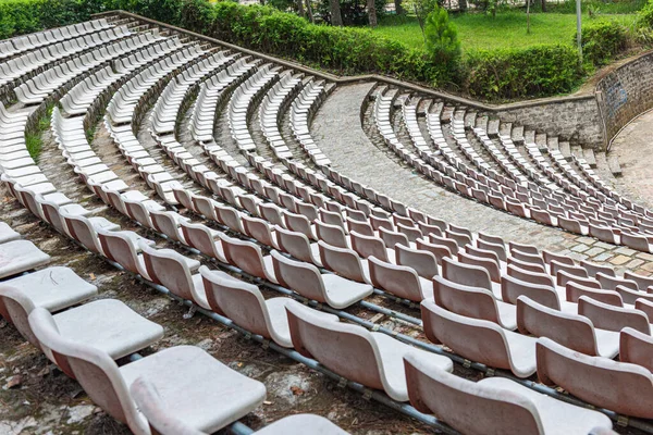 露天体育场的一排排空的白色塑料椅子 — 图库照片