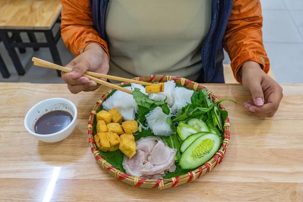 Mujer usando palillos y comiendo cocina tradicional vietnamita, Bun Dau — Foto de Stock