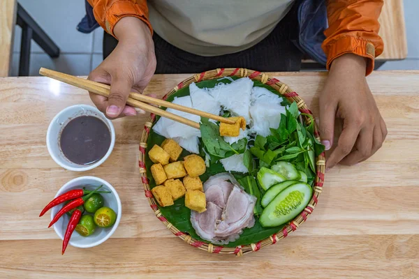 Mujer comiendo fideos fritos de tofu y pasta de camarones, cocina vietnamita — Foto de Stock