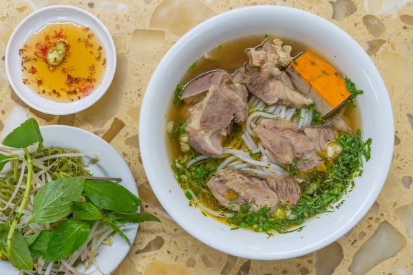 Schaal van heerlijke zelfgemaakte Vietnamese rundvlees botten noedels soep — Stockfoto