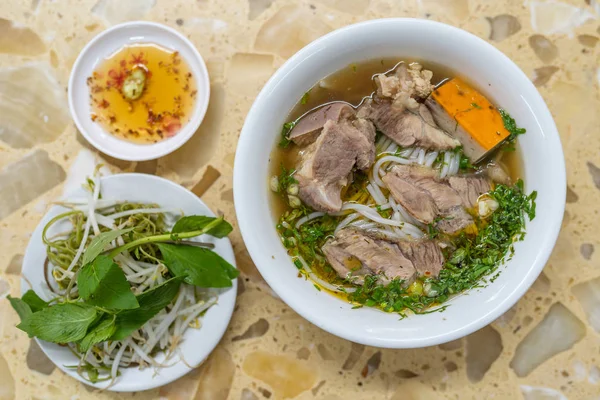 Heerlijke Vietnamese rundvlees noedels soep en groenten — Stockfoto