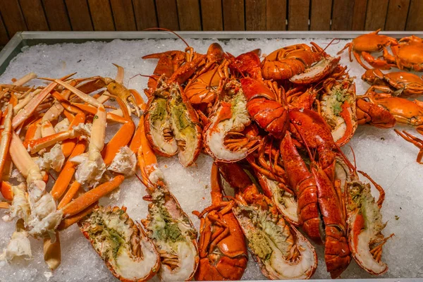 Aragoste cotte e frutti di mare sul ghiaccio nel ristorante a buffet — Foto Stock