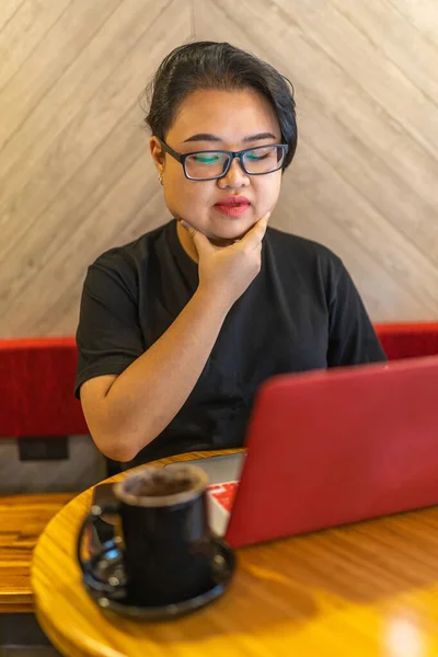 Retrato de lesbiana asiática trabajando con laptop en cafetería — Foto de Stock