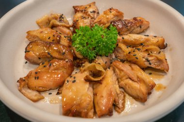 İyi dekore edilmiş soya soslu ve susamlı Kore usulü kızarmış tavuk.