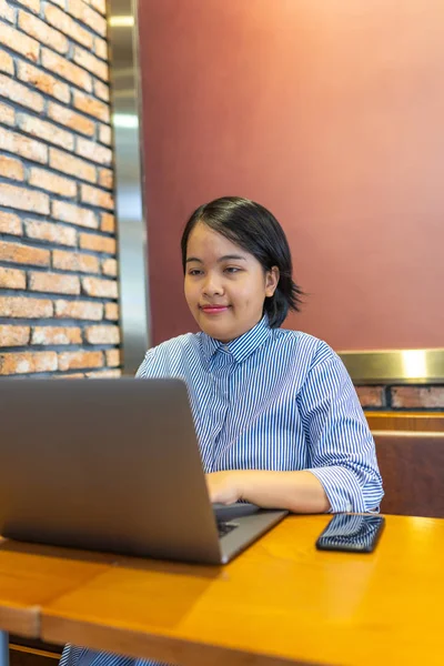 Retrato de pelo corto feliz Mujer asiática trabajando en el ordenador portátil — Foto de Stock