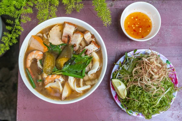 Schaal van traditionele Vietnamese geroosterde varkensvlees en garnalen noodles soep — Stockfoto