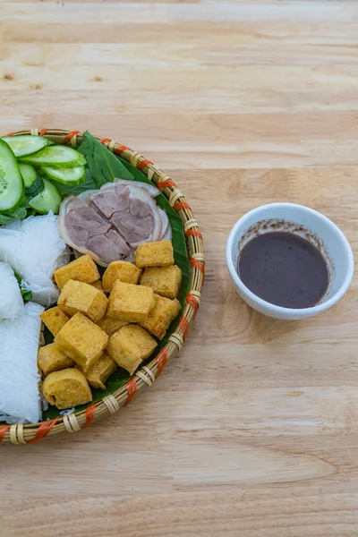 Függőleges fotó vietnami konyha, tofu tészta és garnélarák paszta — Stock Fotó
