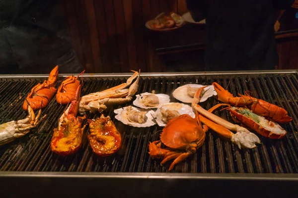 Grigliate di aragoste e frutti di mare nel ristorante barbecue — Foto Stock