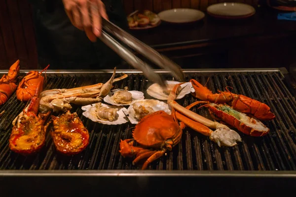 바비큐그릴 팬 위에 놓인 맛있는 해산물 과 바닷가재 — 스톡 사진