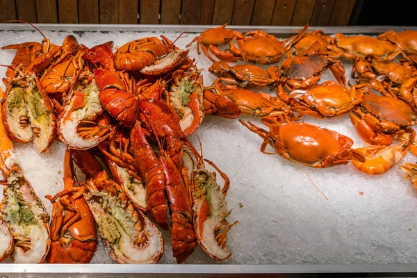 Vaření humři a krabi na ledě v restauraci s mořskými plody — Stock fotografie