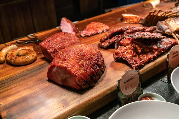 豪华餐厅里美味的烤火腿和烤猪肉 — 图库照片