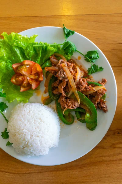 Foto vertikal dari masakan Asia daging sapi goreng dan nasi putih — Stok Foto