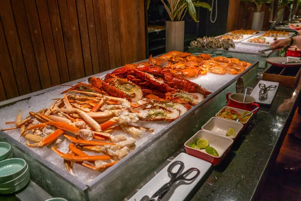 해산물 뷔페 식당에 있는 바닷가재와게 더미 — 스톡 사진