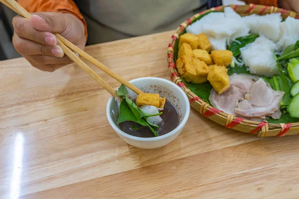 Mujer usando palillos comiendo fideos fritos de tofu y pasta de camarones — Foto de Stock