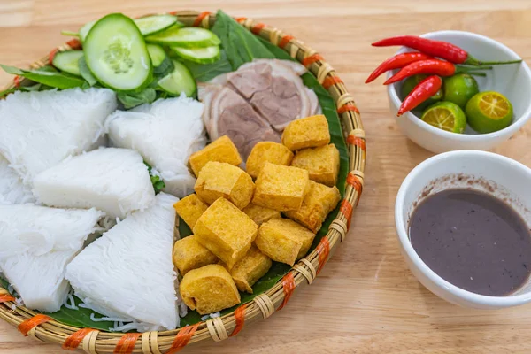 Deliciosos macarrão de arroz vietnamita e tofu frito com pasta de camarão — Fotografia de Stock