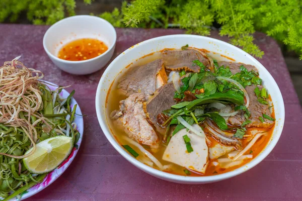 おいしいベトナムの伝統的な牛肉麺スープのボウル — ストック写真