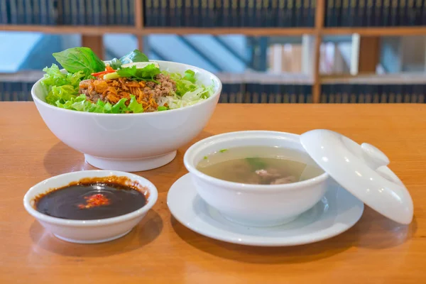 Sopa de fideos de cocina vietnamita con verduras frescas y hierbas —  Fotos de Stock