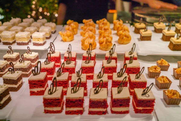 Trozos bien preparados de pastel y pastelería en fiesta — Foto de Stock