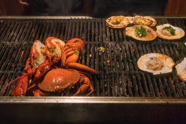 Grigliate di granchio e aragosta nel ristorante BBQ di frutti di mare — Foto Stock